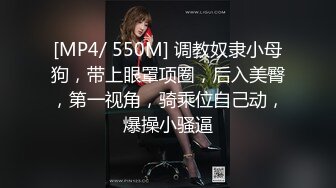 商场女厕全景偷拍美女营业员的微毛小嫩鲍 (1)