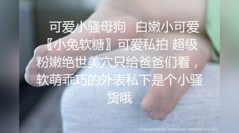 拿着自拍杆躺穿上自慰