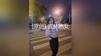 饥渴骚货脱光了对着镜头自摸