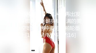 桃子冰妈妈：刺激乱伦，妈妈这是在干啥？瘙痒的逼，儿子背后发骚，忍不住跑到厕所发情自慰