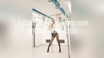 长发女仆装美少妇，女上位后入，手握着大鸡巴忘逼里面塞，在女上位戴套肛交，内射到逼里