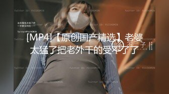 《魔手外购极品厕拍》商业城女厕全景偸拍多位少女少妇熟女方便，后位先拍脸再拍大白屁股，憋尿到极限的良家少妇动作逗死人 (7)