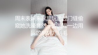 和女友在外面的车里直接做了起来