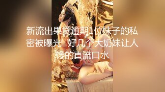 在家里和老婆玩耍