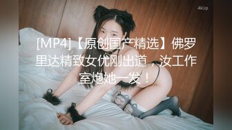 高颜值小M狗,渴望被调教,壹下找了俩壮男来家里玩3P,嘴里吃壹个,后面吃壹个,玩得不亦乐乎