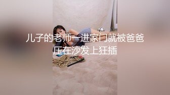 操黑丝小母狗，最后射到脚上