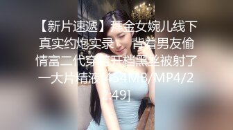 美丽的新娘，白丝情趣豹纹内裤超高颜值先给狼友看光了，全程露脸大秀直播淫声荡语互动撩骚，揉奶玩逼好刺激