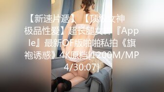 冒死趴窗偷窥房东的女儿洗澡人漂亮身材还不错