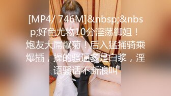 双飞小少妇蹲下卖力口交深喉，黑丝长腿女上位啪啪，拍摄角度好