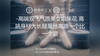 摸着女友的奶侧入她