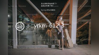 《魔手☛外购☀️极品CP》地铁女厕全景偸拍络绎不绝的年轻小姐姐方便☀️美女多亮点多，妹子换奶罩一对大奶又圆又挺手感绝对一流 (7)