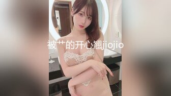 金发美艳人妖胸前纹身性感妖艳脱下小花裙自摸超长屌深深插入后门通并享受着