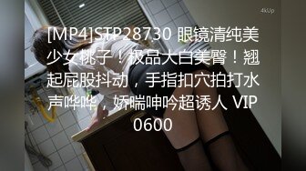 熟女少妇在自家的SUV里车震