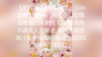 尿尿在她屁眼，然后再插她