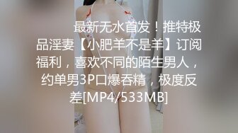 美女抱着奶子在床上玩自拍