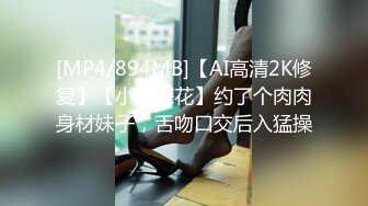 金发美女刚刚洗完澡展示自己的身材