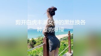 两个风骚轻熟女浴室一起大秀，玩的真嗨啊这大粗茄子就往逼里捅，精彩刺激跟狼友互动撩骚，各种诱惑狼友真棒