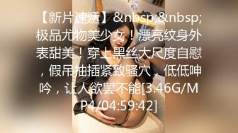 高颜值甜美短发妹子和炮友厕所啪啪，舔奶口交掰穴毛毛浓密扶着后入