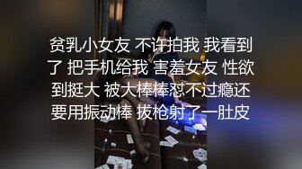 黑鸡的鸡巴太粗小妞小心翼翼的掰开小穴套弄