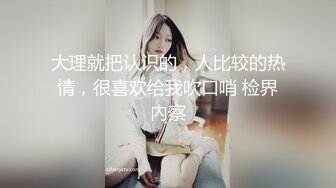 两个欧美大妞双飞大战光头哥哥两个争抢吃屌，一个舔逼，一个口交