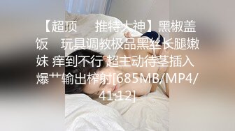 女神母G女神也要像母G一样跪在地上喝尿 外表矜持 私下浪荡 心中的女神被黑鬼留学生当成母G粗暴抽插