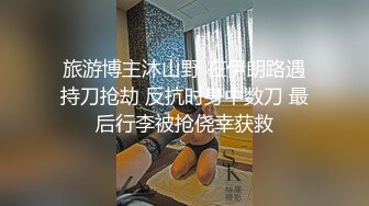 《究极核弹绝版》顶级绿帽奴伺候老婆与单男做爱【绿帽春哥】私拍，看着老婆被别人肏他打飞机与老婆一起吃单男鸡巴