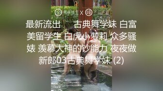 偷偷隔着门录下女友洗澡，她一无所知的继续搓洗头发，压根没发现我在拍她！