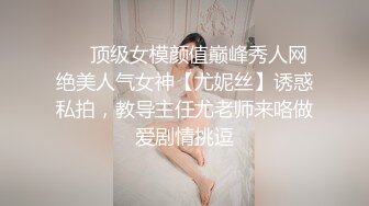 眼镜熟女姐姐，逼里塞丝袜，骚死了，塞进去就开始撒尿！