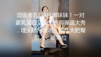 女主播户外弹吉他唱歌??故意不穿内裤??大鲍鱼不经意间露出来