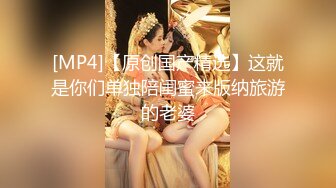 [MP4/ 609M] 年轻小妹露脸被三个小年轻的玩弄，轮草抽插揉奶子玩逼，浪叫不断激情上位享受快感