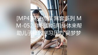 【骚妈带着两个女儿一起大秀直播】全程露脸好刺激黑丝情趣装诱惑吃奶舔逼AV棒自慰骚穴嫩的出水还没毛