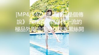 商场白色隔板全景后拍多位美女尿尿2 (3)