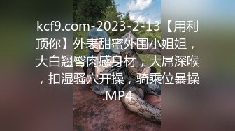 《极品CP魔手外购》集体公寓女厕双机位全景偸拍各种学生和上班族小姐姐方便，逼脸同框全身有美女有美逼 (14)