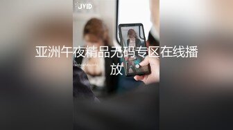 大胆牛人尾随偷拍回家的性感连衣短裙高跟长腿美艳少妇在她儿子面前将手机直接塞裙底开电筒拍非常刺激