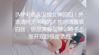 这娘们真刺激，公园凉亭在陌生人前玩漏出，大奶子好诱人被大哥玩奶头旁边还做着小哥，也不怕别人看到真刺激