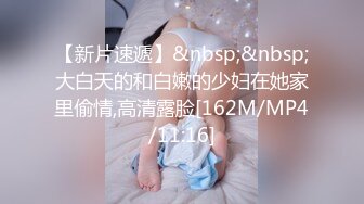 偷窥极品美妇围着浴巾在客厅化妆吃饭露奶子