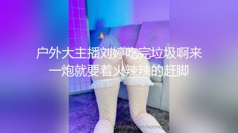 虐逼少妇情趣装全程露脸给狼友展示绝活，道具双插玻璃瓶易拉罐