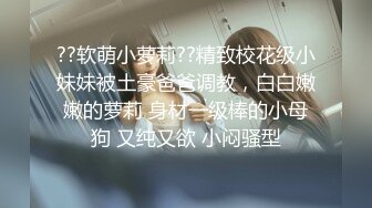 騷女屁股上寫滿淫話 女上很主動的享受