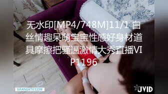 [MP4/829M]5/13最新 美女只剩一个奶罩的卷发潮妹白虎B很诱人VIP1196