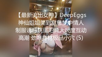 在客车最后一排没人和45岁丰满大屁股熟女同事操逼，惊险刺激