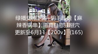 中性打扮短发酷酷美女，S型翘起好身材，没穿内裤掰穴特写，坐在椅子上玻璃黄瓜抽插，进进出出闭着眼睛享受