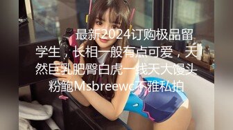 气质短发美女解开内衣柔软大奶跪在椅子屁股摇摆，掰开骚穴特写