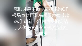 [MP4/ 827M] 颜值不错的极品妞，两个姐妹花全程露脸发骚，听狼友指挥互动淫声荡语揉奶玩逼，道具抽插骚穴