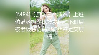 商场女厕近距离偷窥不敢坐半蹲着尿的口罩少妇的无毛小嫩B的