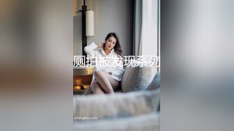 商场女厕全景偷拍黑衣少妇玩手机尿尿鲍鱼保养的挺粉嫩呢