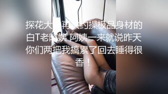 风骚的黑丝少妇露脸被两个大哥玩弄蹂躏，让大哥草嘴口交揉奶玩逼，双洞齐插小嘴都不闲着，淫声荡语不断真骚