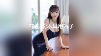 大哥的小女人露脸颜值不错，非常乖巧听话让大哥扒光了玩弄，先舔乳头再舔鸡巴和蛋蛋，无套抽插直接内射