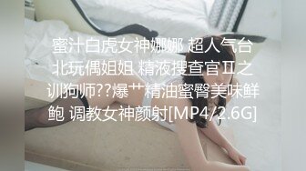 自我陶醉式的肉肉妹子，口交挑逗男友，特写厚实的蝴蝶逼