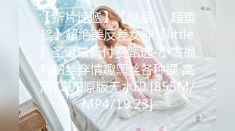 专业红衣妹子视角，退下黑丝和内裤，掰穴露出黑鲍鱼，沙发床上操逼