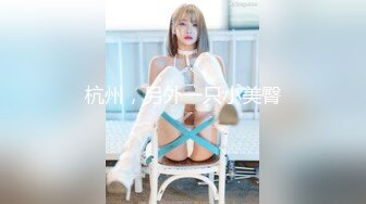 开发女生-正在自拍的美女后面大姐好配合脱衣露出两个大奶子